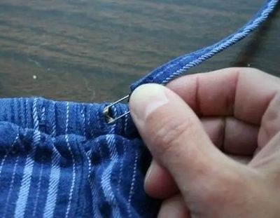 衣服上的拉链卡住了怎么办？简单方法轻松搞定