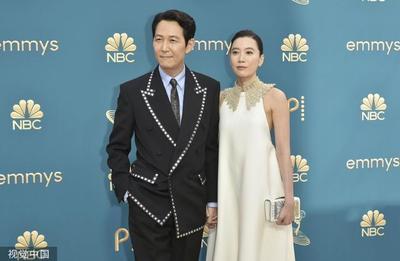 李政宰与女友林世玲亮相艾美奖，手牵手走红毯