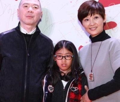 冯小刚携女儿出席活动，父女合影温馨
